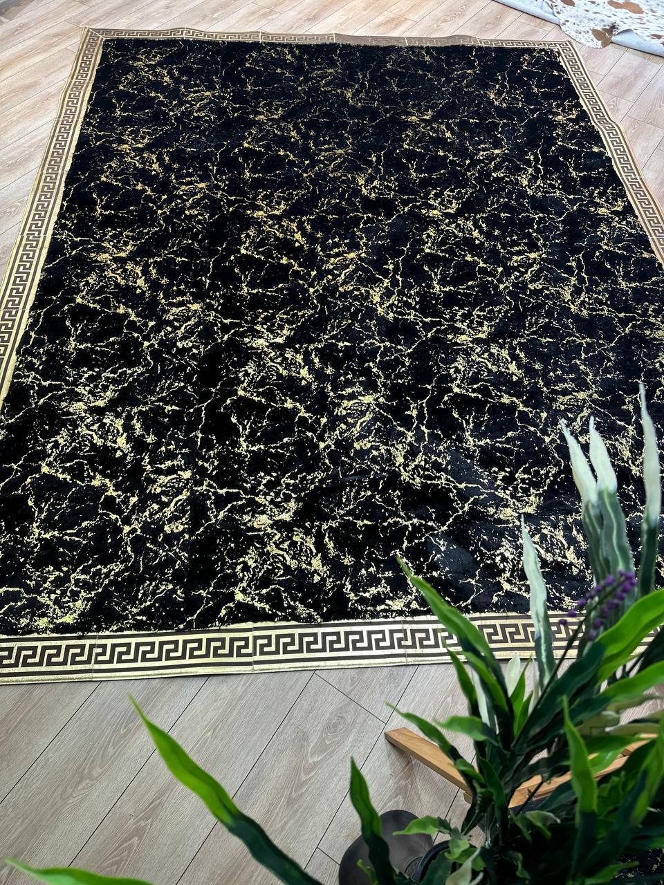 Siyah Altın Detaylı Peluş Halı – 1. Kalite, Yumuşak ve Lüks Tasarım