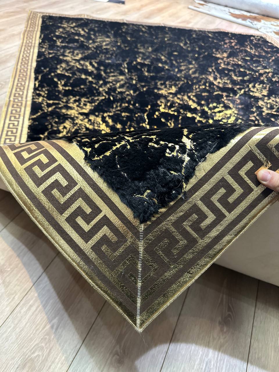 Siyah Altın Detaylı Peluş Halı – 1. Kalite, Yumuşak ve Lüks Tasarım