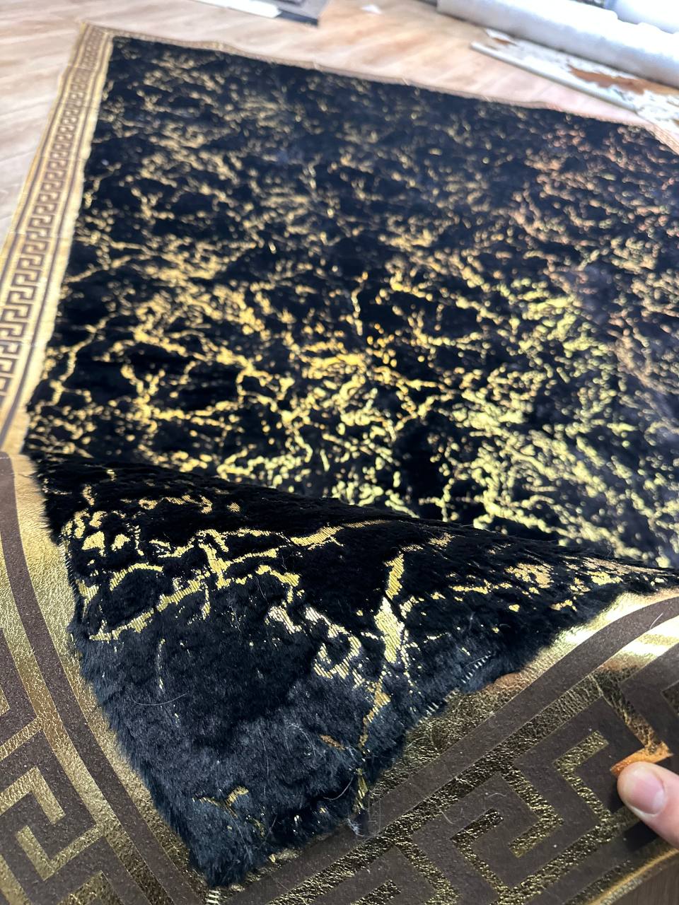 Siyah Altın Detaylı Peluş Halı – 1. Kalite, Yumuşak ve Lüks Tasarım
