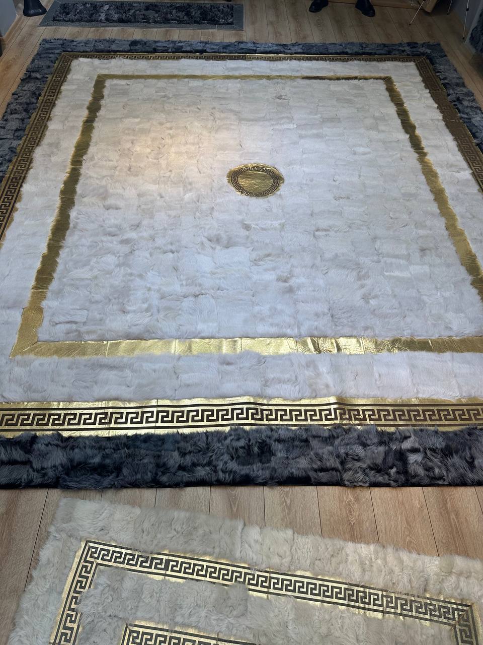 Gri Ve Beyaz Renlki Ojinal Koyun derisi Halı - Kaymaz Suet Taban