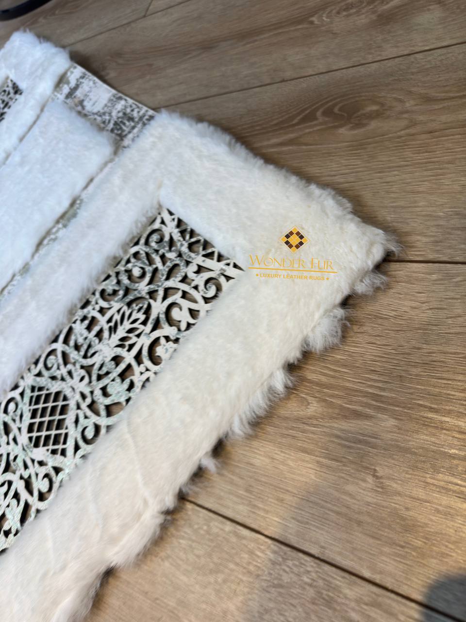 El Yapımı Beyaz Rengi Peluş Halı – Yumuşak ve Şık Tasarım