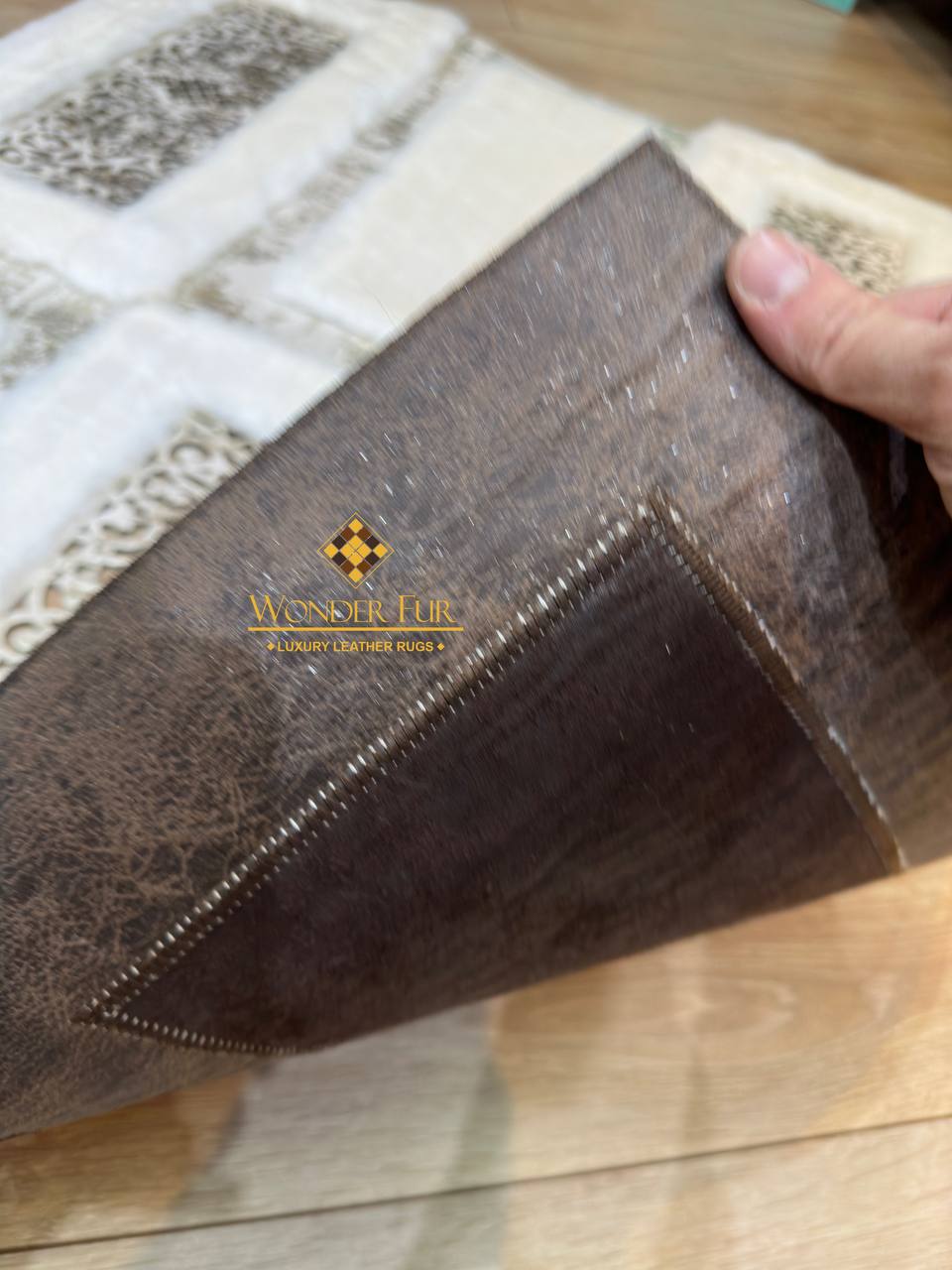 El Yapımı Beyaz Rengi Peluş Halı – Yumuşak ve Şık Tasarım