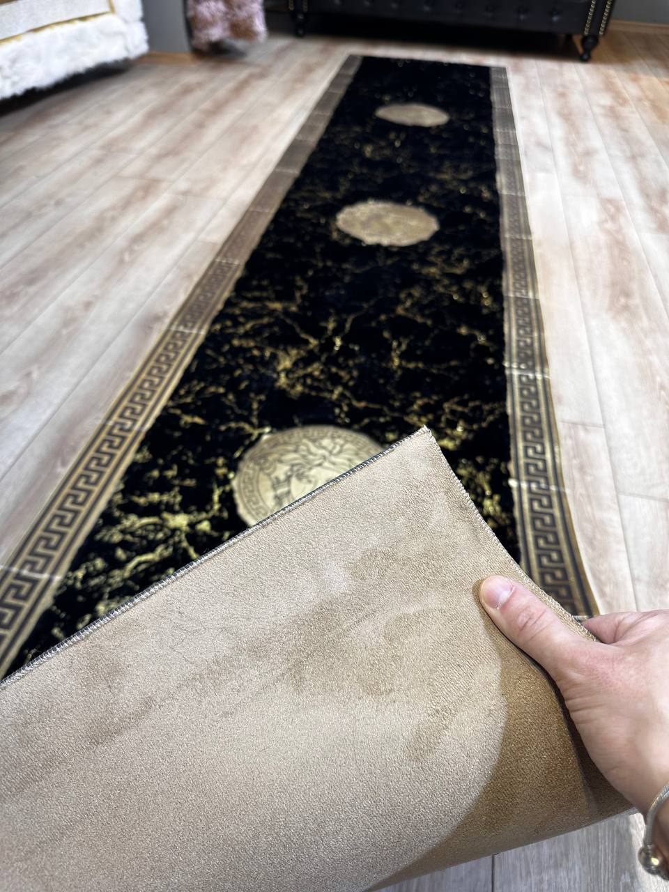 Altın Detaylı Ve Siyah özel Logolu Yolluk Halı – Şık ve Modern Tasarım