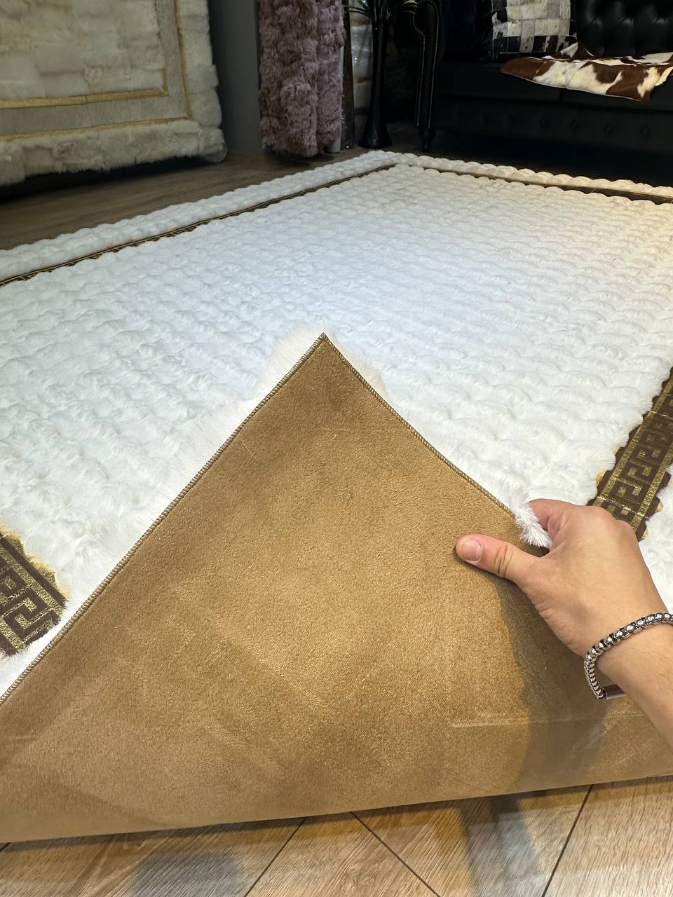 El Yapımı Beyaz Peluş Halı – Yumuşak ve Şık Tasarım