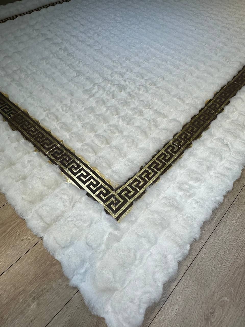 El Yapımı Beyaz Peluş Halı – Yumuşak ve Şık Tasarım