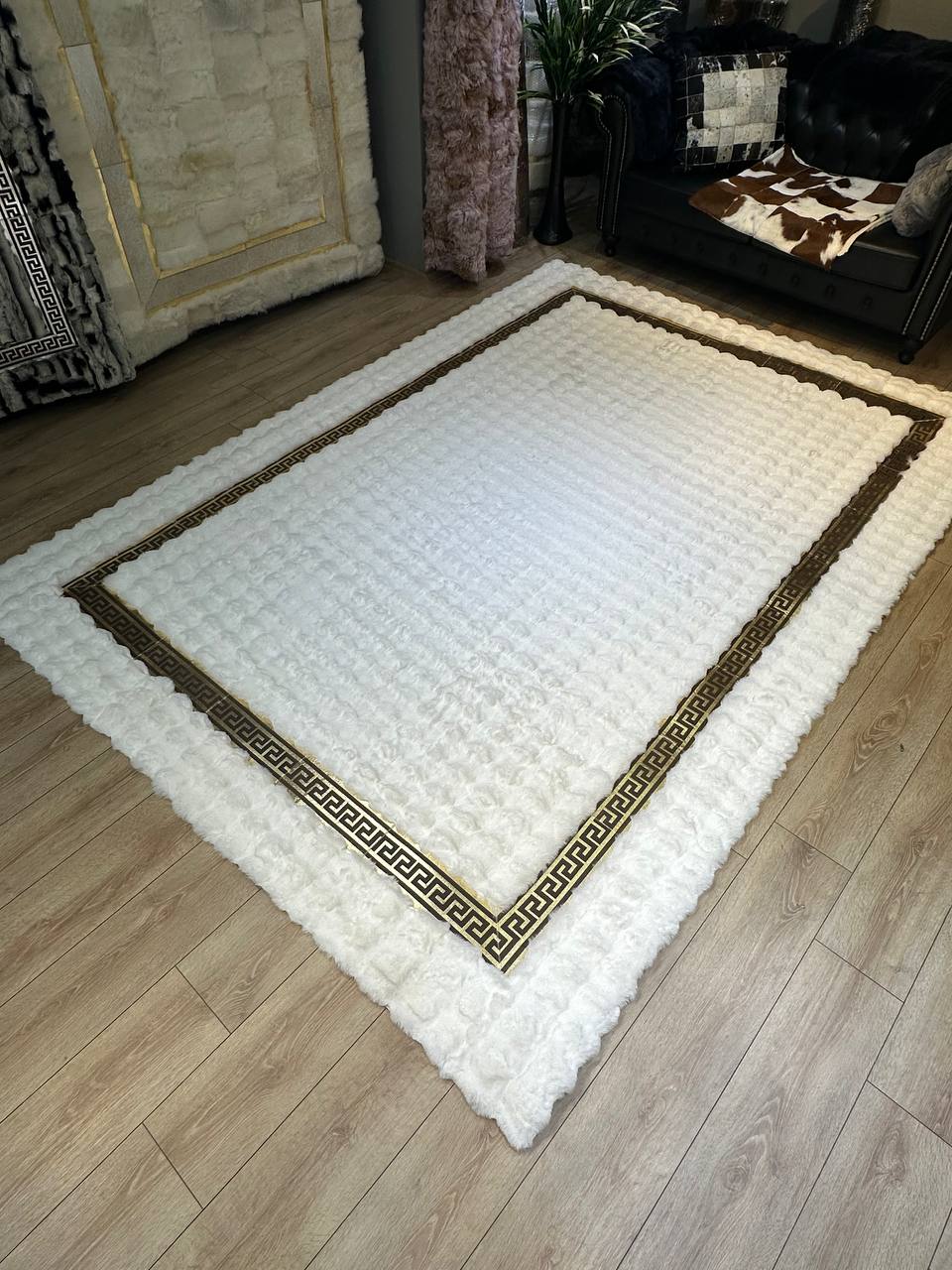 El Yapımı Beyaz Peluş Halı – Yumuşak ve Şık Tasarım