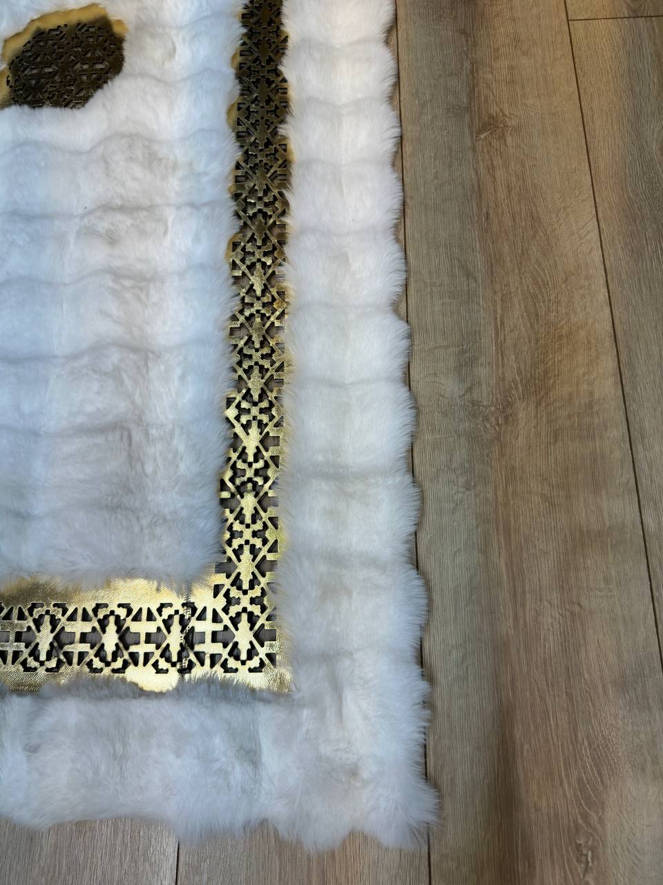 El Yapımı Beyaz Altın Rengi Peluş Halı – Lüks ve Yumuşak Dokunuş