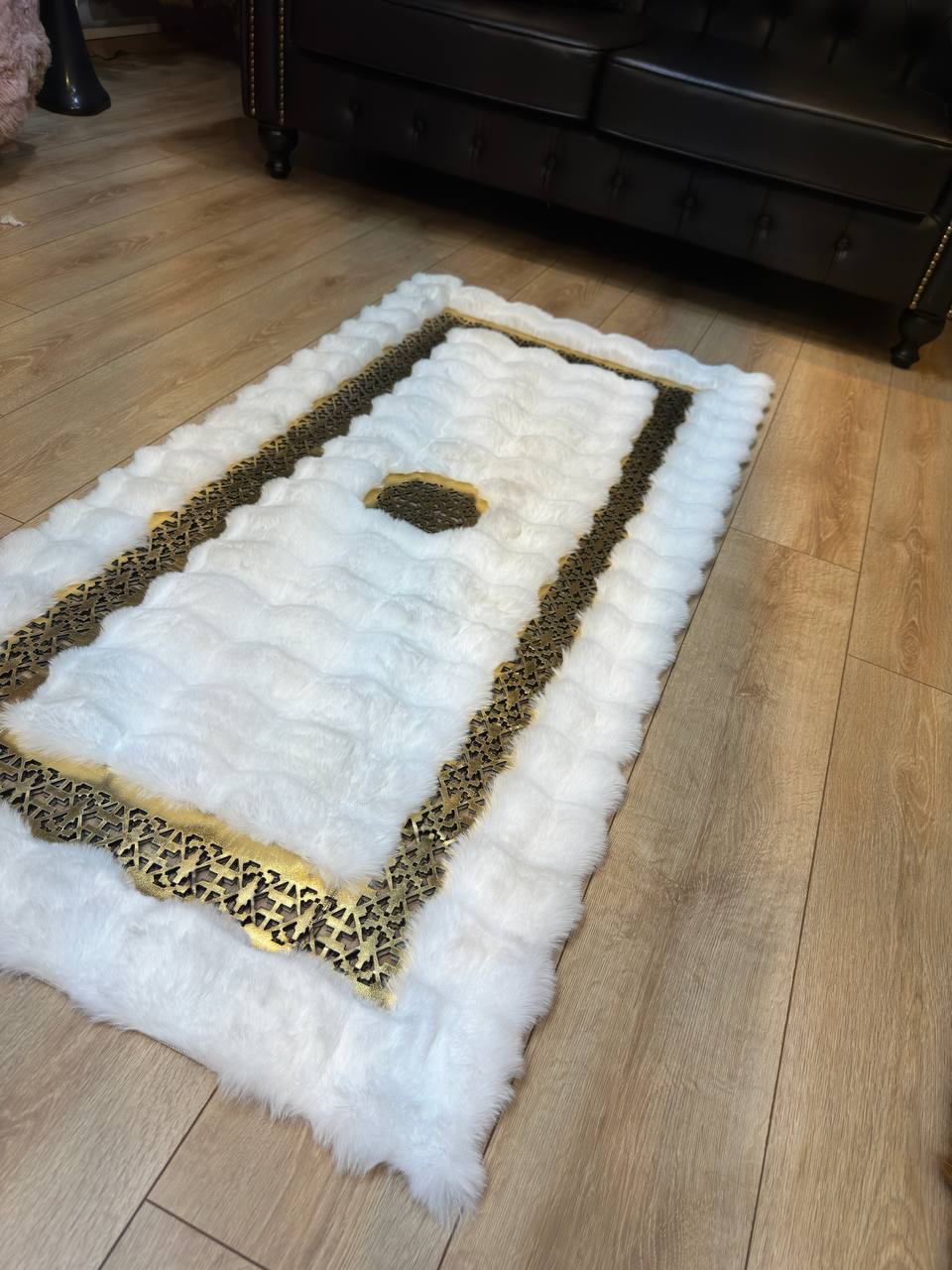 El Yapımı Beyaz Altın Rengi Peluş Halı – Lüks ve Yumuşak Dokunuş