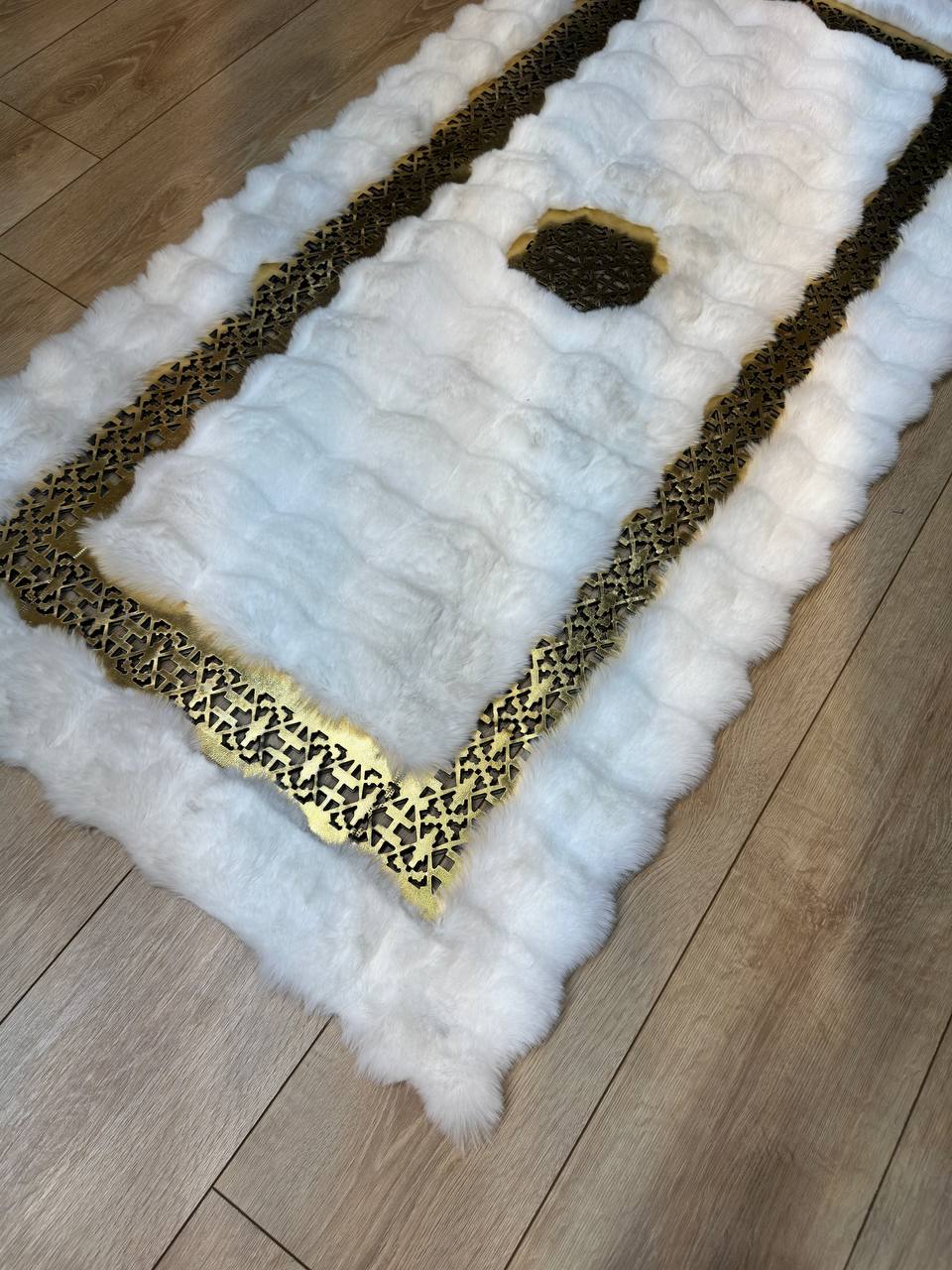El Yapımı Beyaz Altın Rengi Peluş Halı – Lüks ve Yumuşak Dokunuş