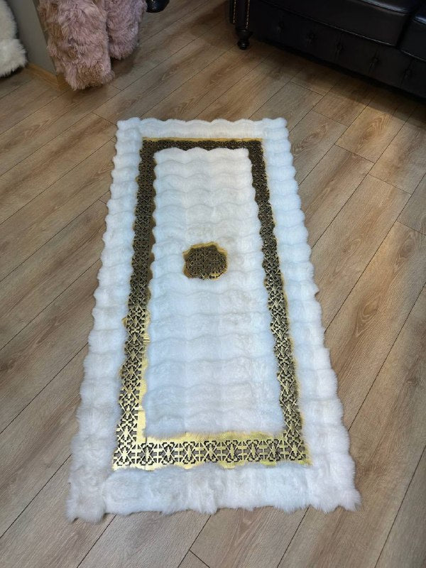 El Yapımı Beyaz Altın Rengi Peluş Halı – Lüks ve Yumuşak Dokunuş
