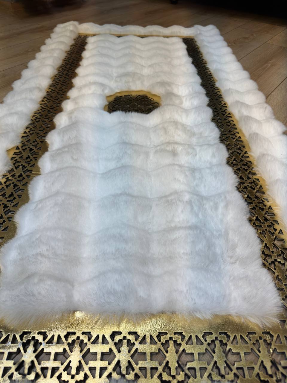 El Yapımı Beyaz Altın Rengi Peluş Halı – Lüks ve Yumuşak Dokunuş