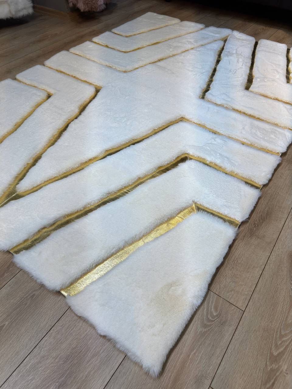 Kalite Beyaz Altın Rengi Peluş Halı – Yumuşak ve Şık Tasarım