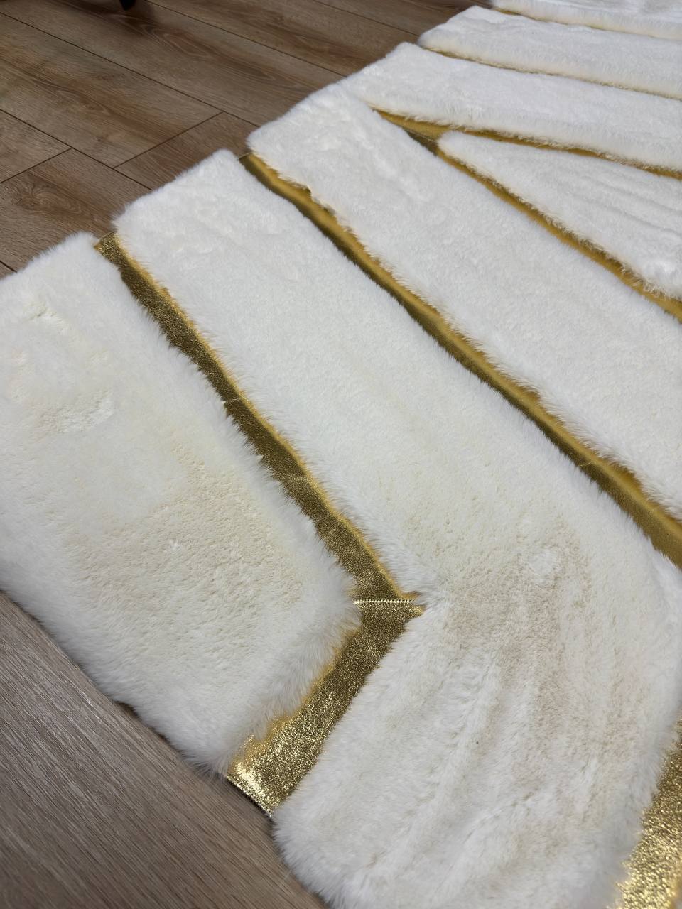 Kalite Beyaz Altın Rengi Peluş Halı – Yumuşak ve Şık Tasarım