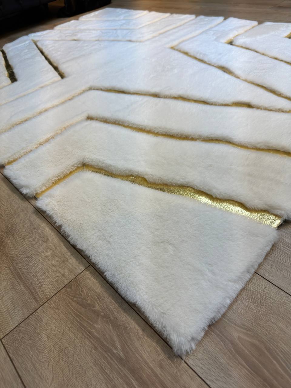 Kalite Beyaz Altın Rengi Peluş Halı – Yumuşak ve Şık Tasarım