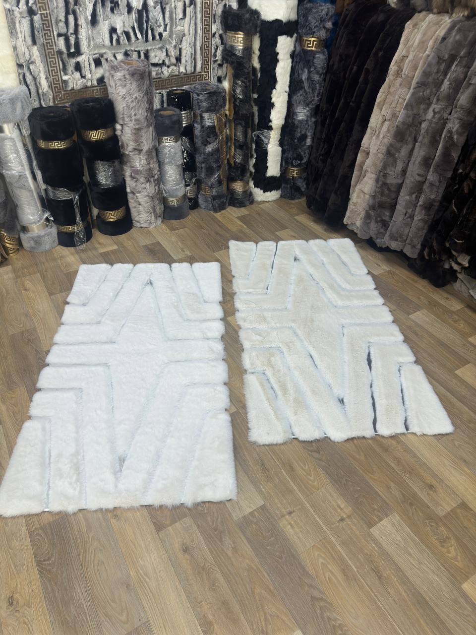 Beyaz Gümüş Lüks Peluş Halı – El Yapımı, Yumuşak ve Işıltılı Tasarım