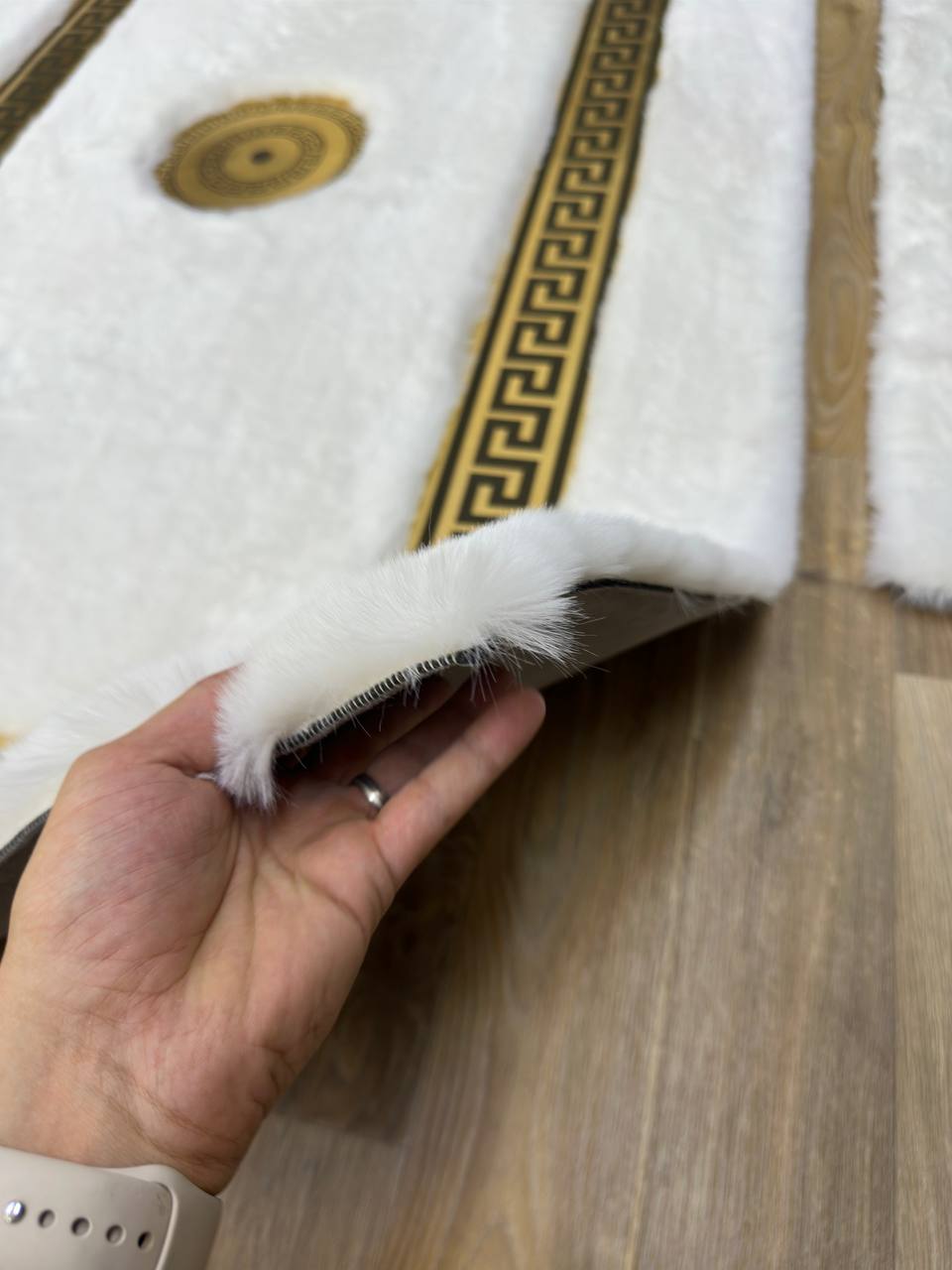 Kalite El Yapımı Beyaz Peluş Halı – Yumuşak ve Şık Tasarım