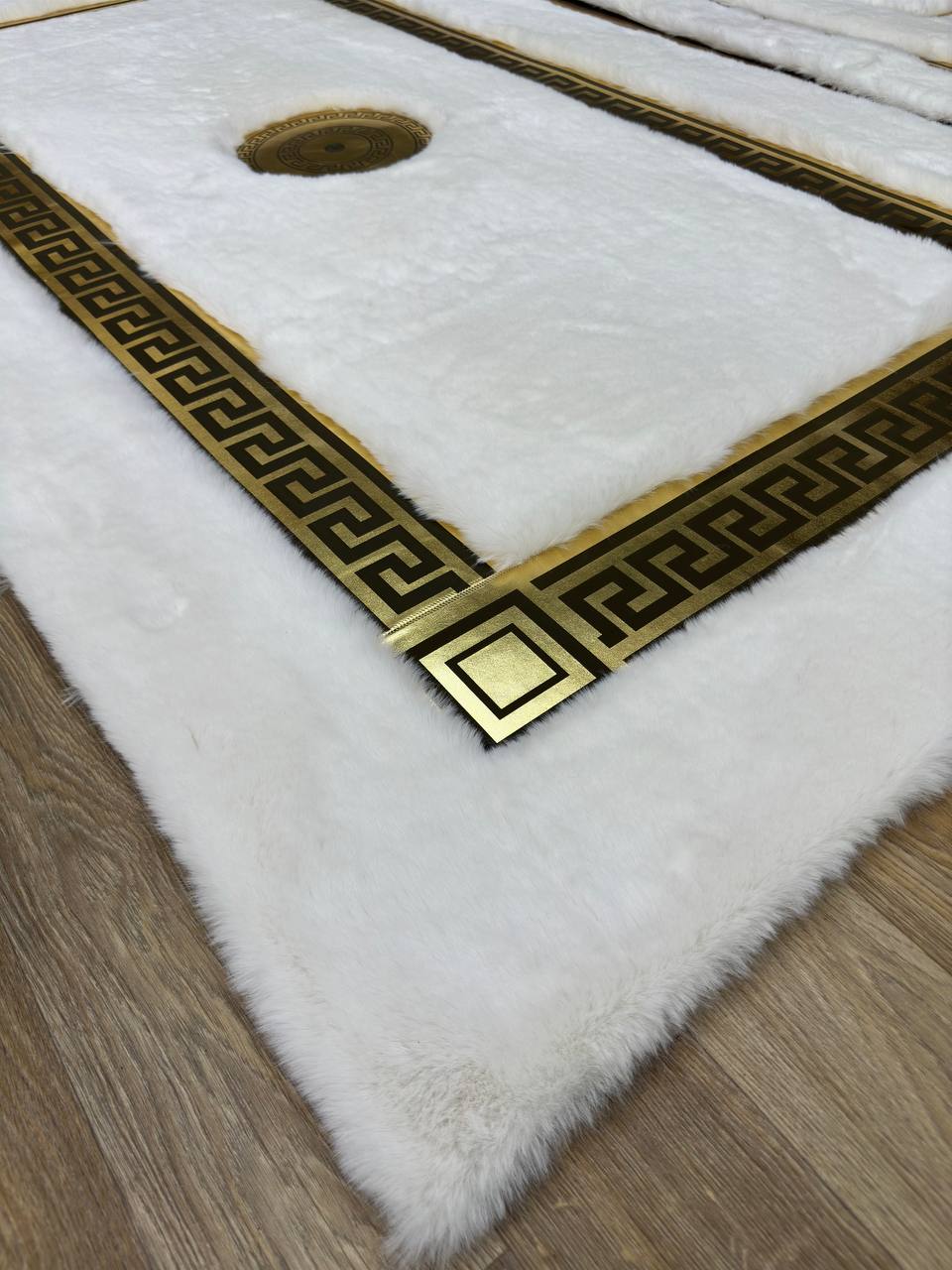 Kalite El Yapımı Beyaz Peluş Halı – Yumuşak ve Şık Tasarım