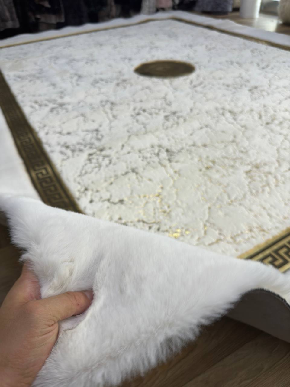 Kalite El Yapımı Beyaz Peluş Halı – Yumuşak ve Şık Tasarım