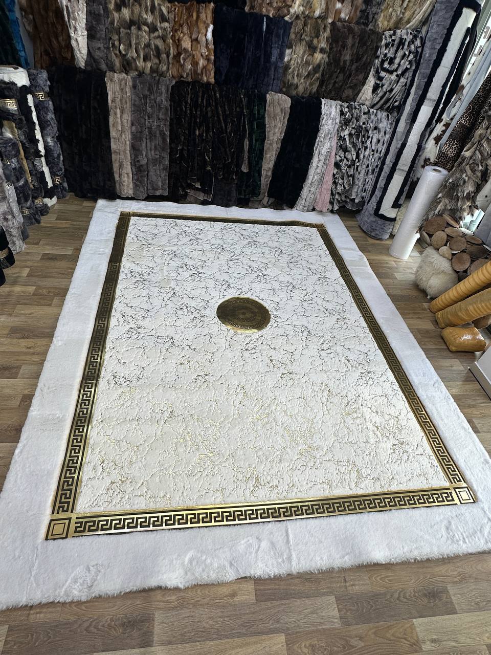Kalite El Yapımı Beyaz Peluş Halı – Yumuşak ve Şık Tasarım