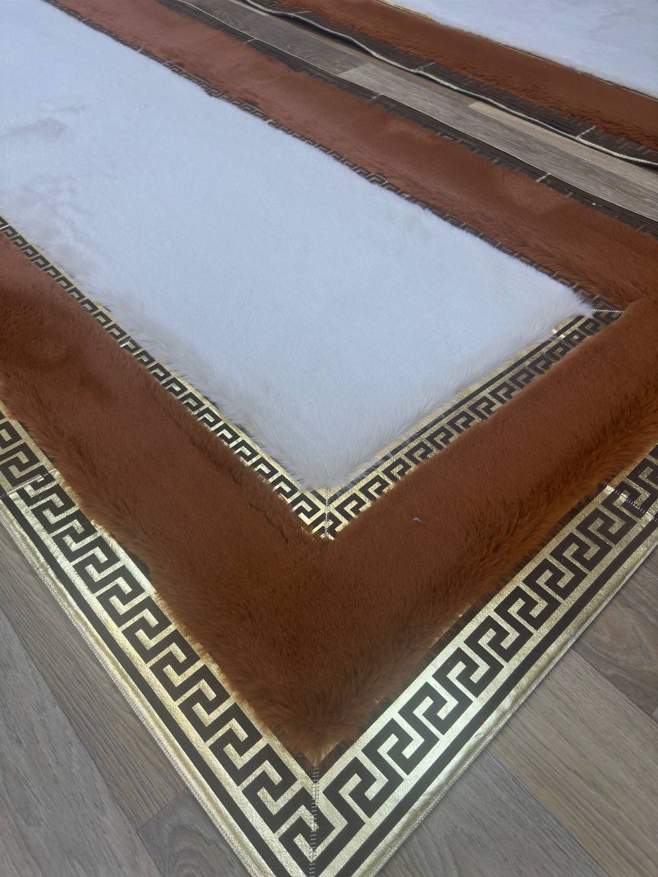 1. Kalite El Yapımı Kahve Beyaz Peluş Halı – Yumuşak ve Şık Tasarım