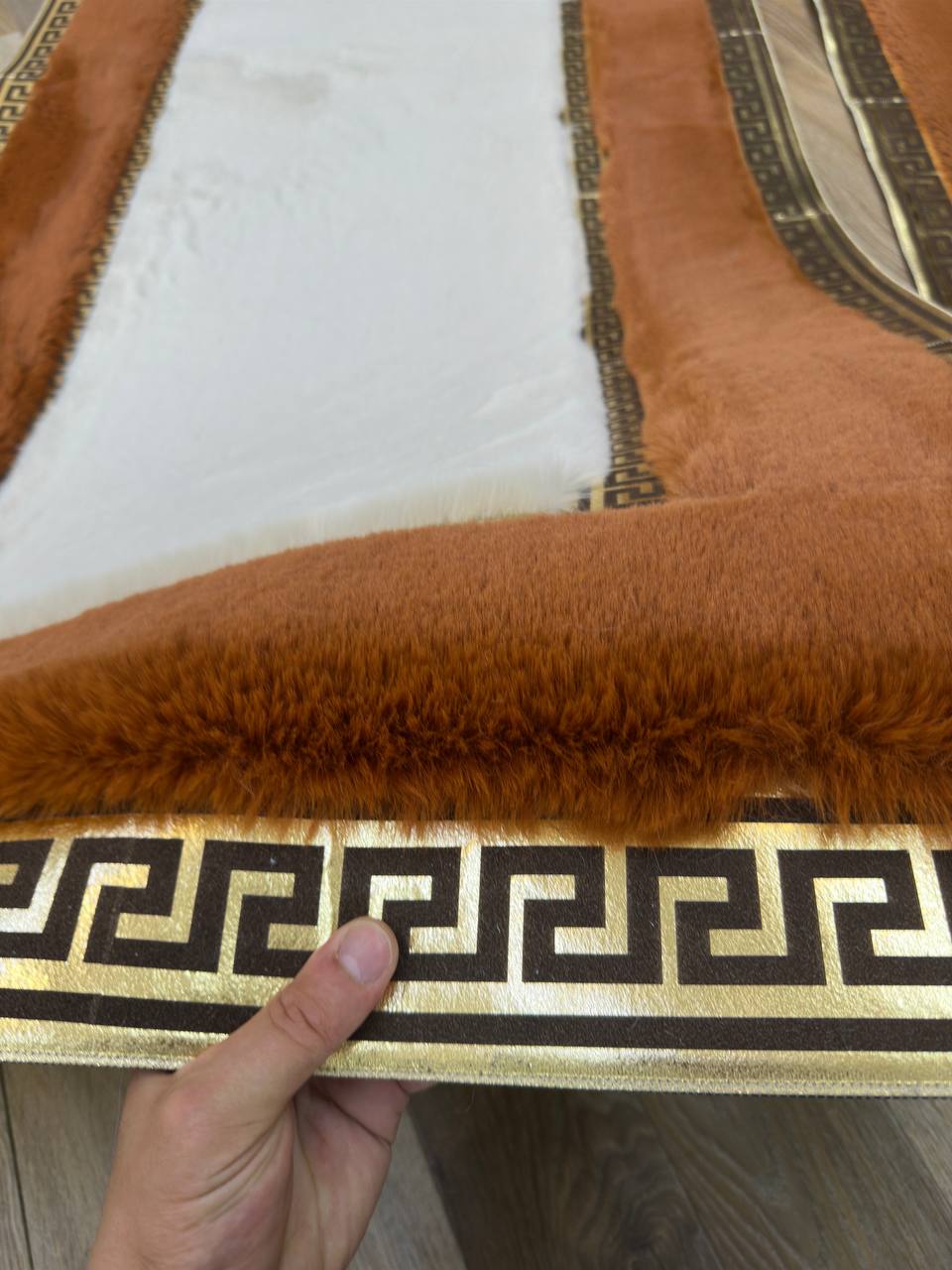 1. Kalite El Yapımı Kahve Beyaz Peluş Halı – Yumuşak ve Şık Tasarım