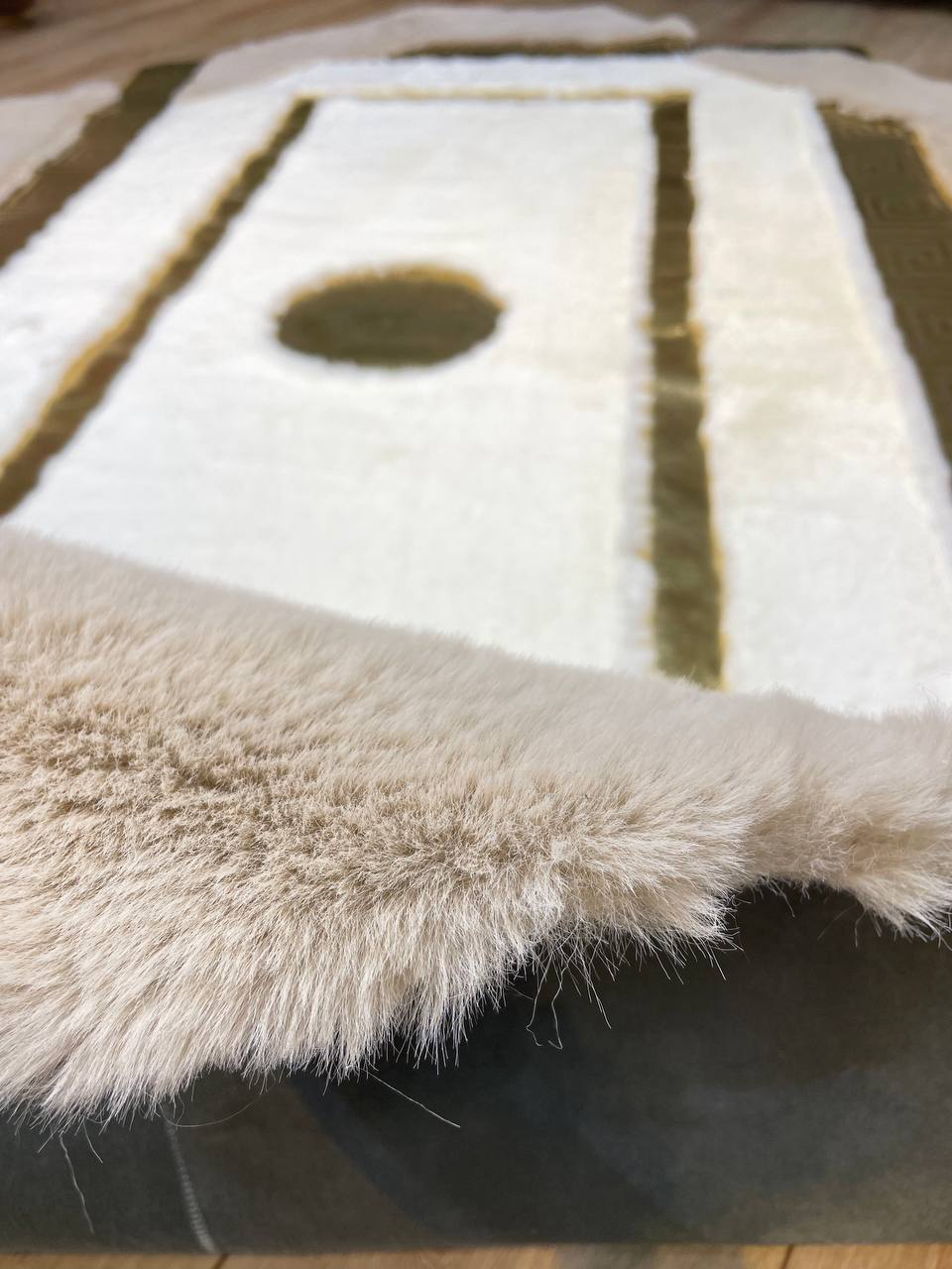 El Yapımı Bej Beyaz Peluş Halı – Yumuşak ve Şık Tasarım