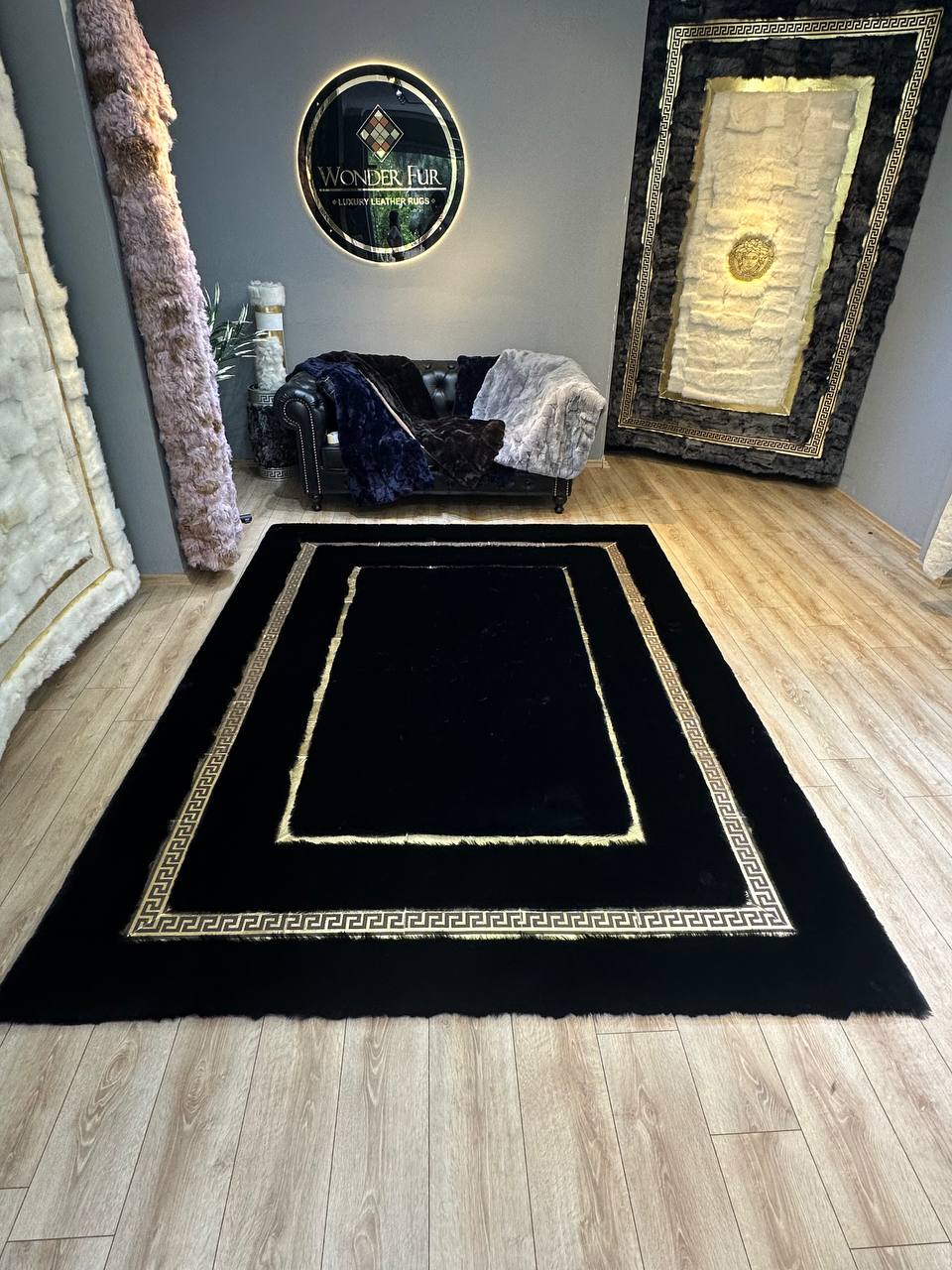 El Yapımı Lüks Siyah Peluş Halı – Yumuşak ve Şık Tasarım