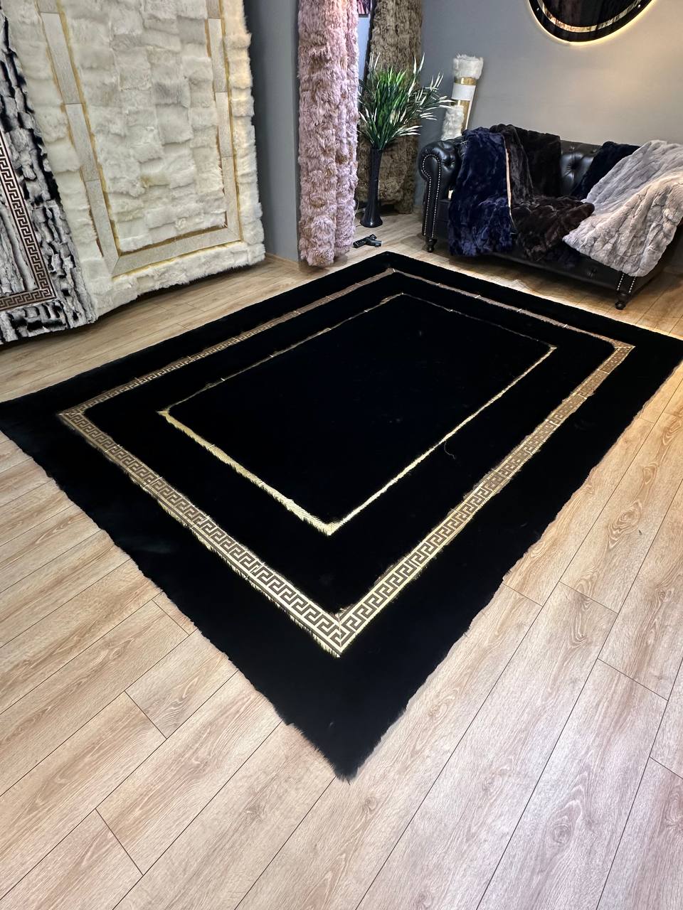 El Yapımı Lüks Siyah Peluş Halı – Yumuşak ve Şık Tasarım