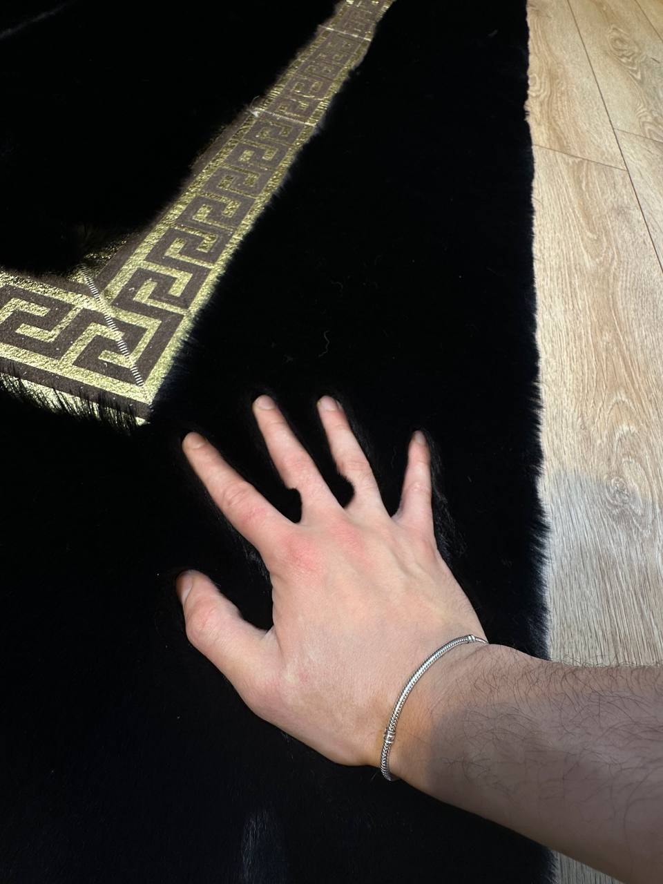 El Yapımı Lüks Siyah Peluş Halı – Yumuşak ve Şık Tasarım