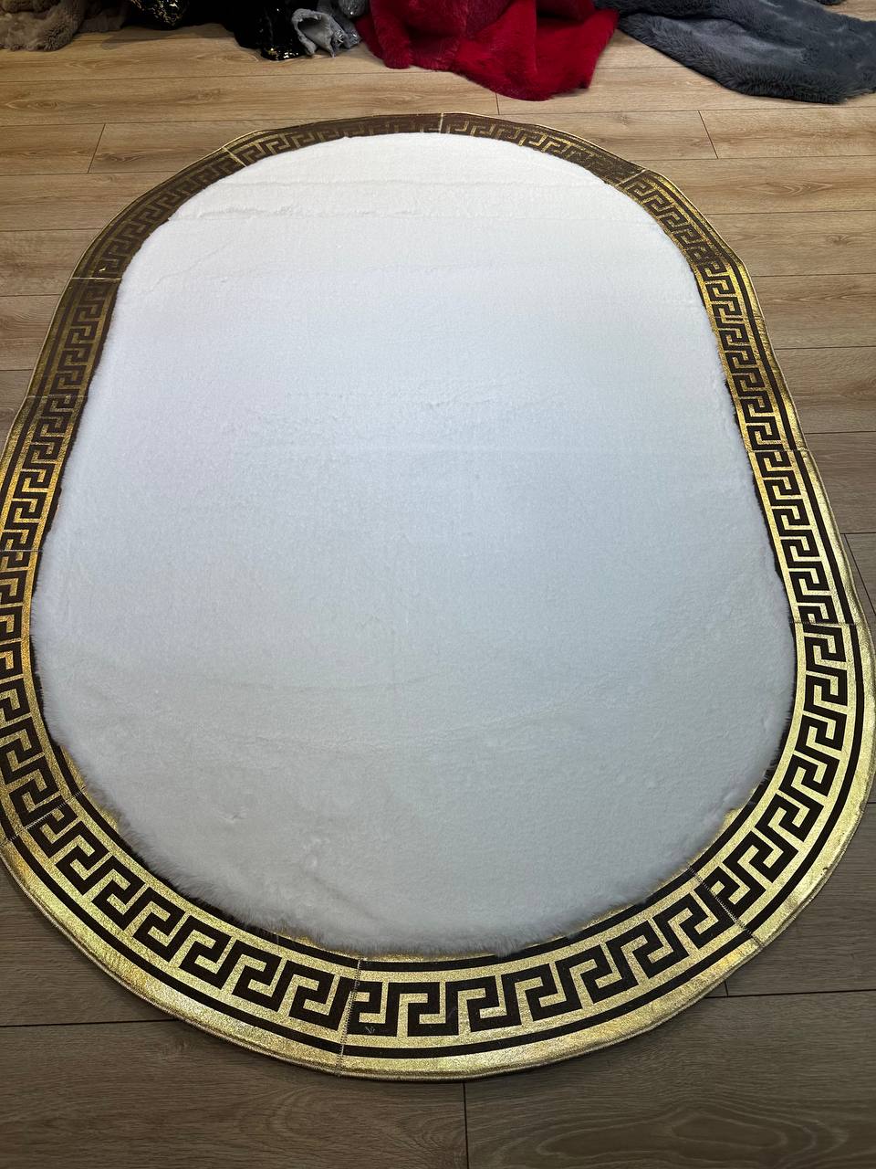 El Yapımı Beyaz Ve Altın Rengi Oval  Peluş Halı – Yumuşak ve Şık Tasarım