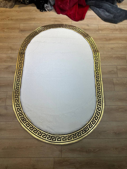 El Yapımı Beyaz Ve Altın Rengi Oval  Peluş Halı – Yumuşak ve Şık Tasarım