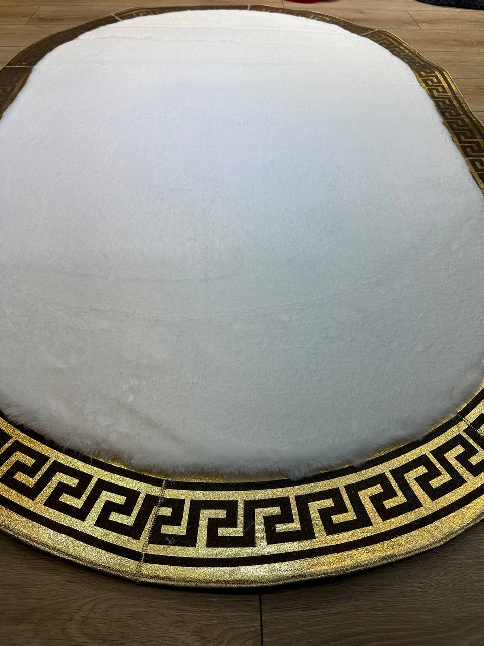 El Yapımı Beyaz Ve Altın Rengi Oval  Peluş Halı – Yumuşak ve Şık Tasarım