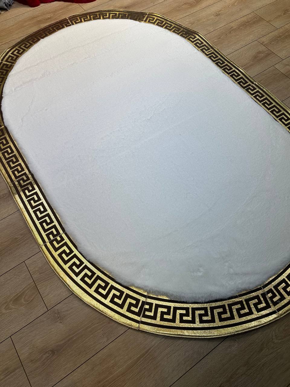 El Yapımı Beyaz Ve Altın Rengi Oval  Peluş Halı – Yumuşak ve Şık Tasarım