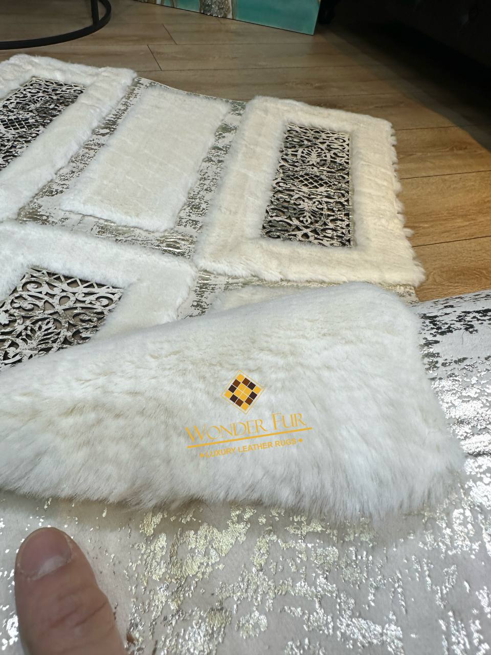 El Yapımı Beyaz Rengi Peluş Halı – Yumuşak ve Şık Tasarım