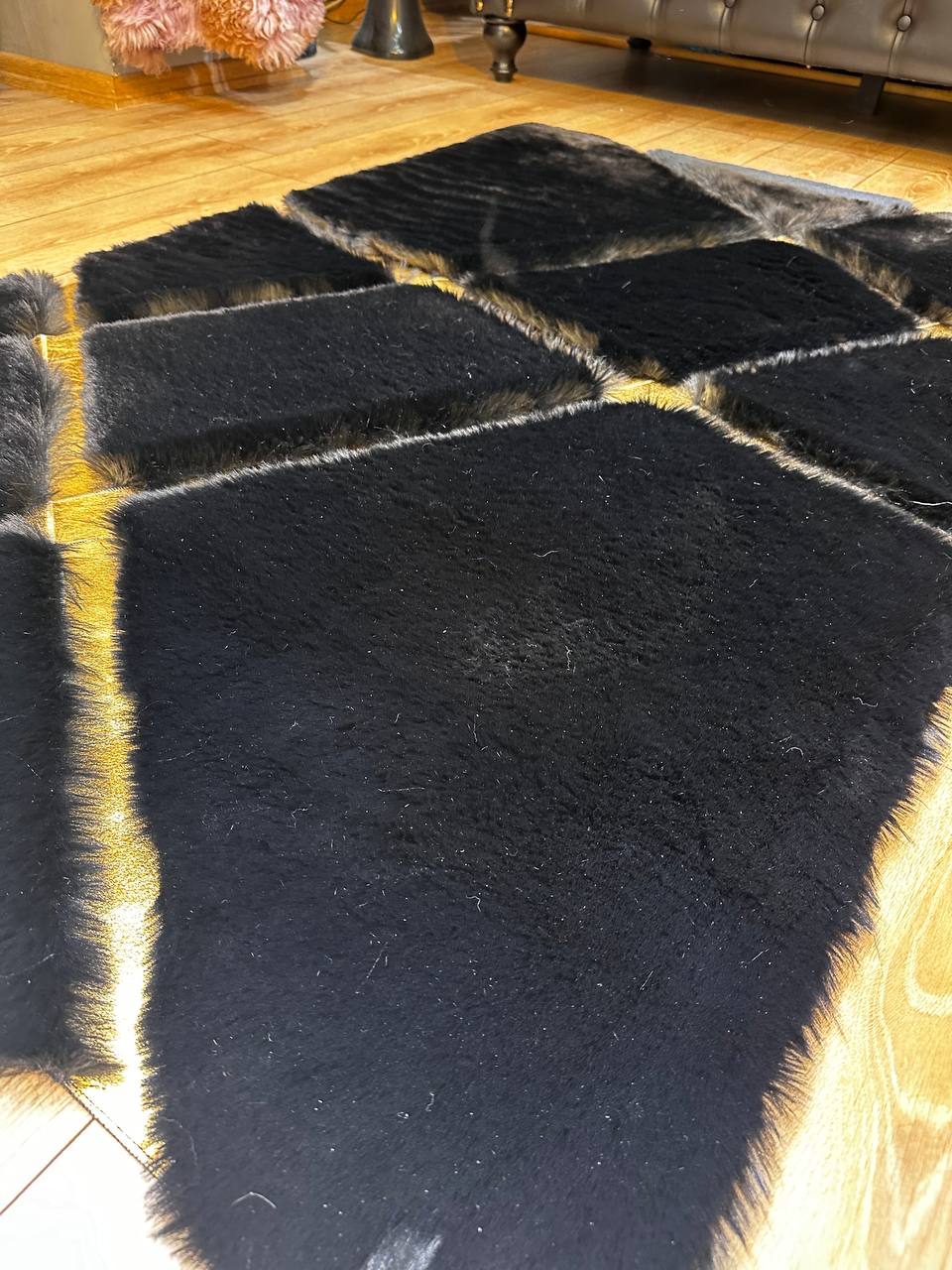 El Yapımı Siyah Peluş Halı – Yumuşak ve Şık Tasarım