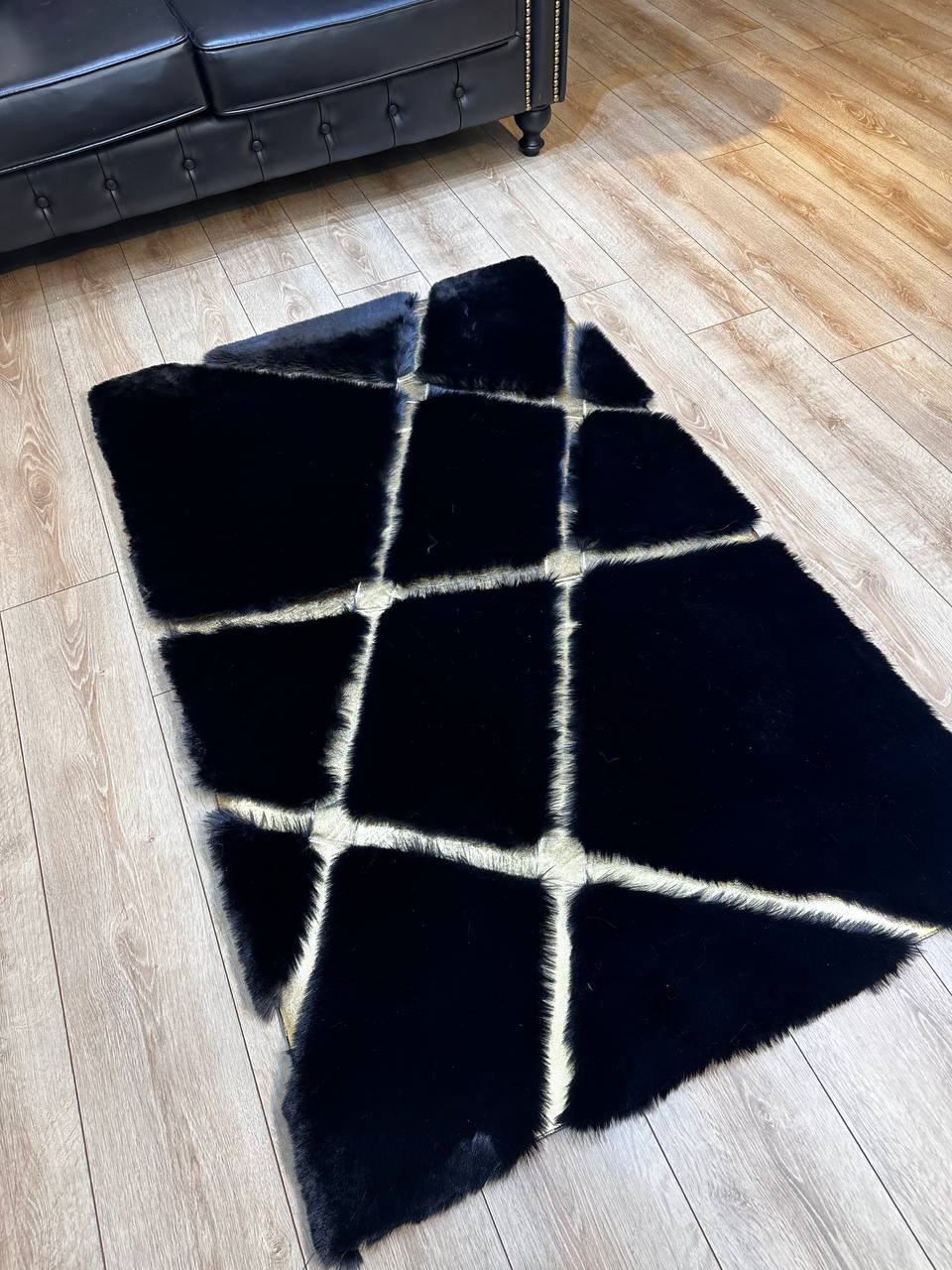 El Yapımı Siyah Peluş Halı – Yumuşak ve Şık Tasarım