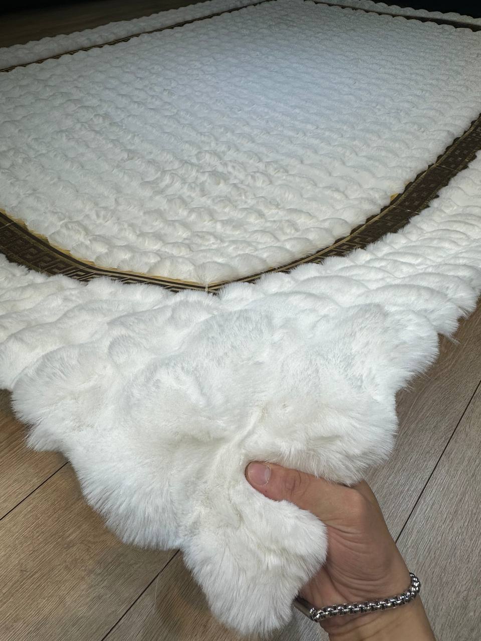 El Yapımı Beyaz Peluş Halı – Yumuşak ve Şık Tasarım