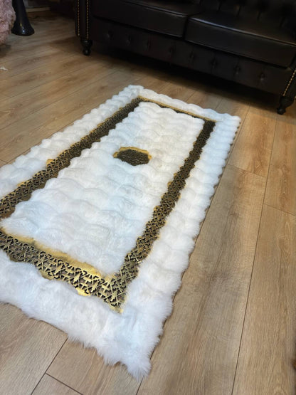 El Yapımı Beyaz Altın Rengi Peluş Halı – Lüks ve Yumuşak Dokunuş