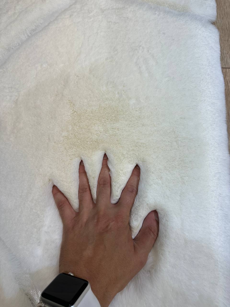 El Yapımı Beyaz Peluş Halı – Yumuşak ve Şık Tasarım