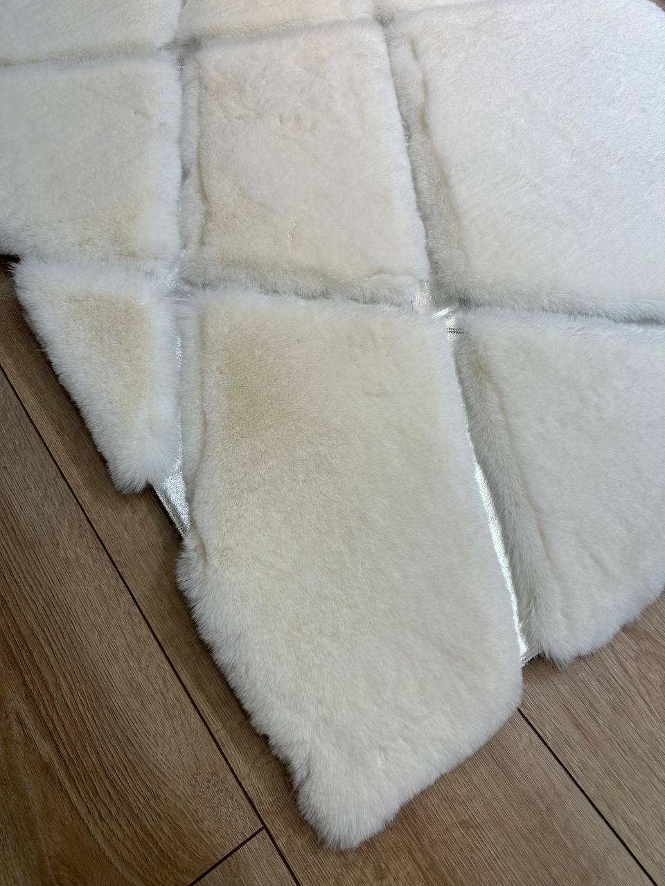 El Yapımı Beyaz Peluş Halı – Yumuşak ve Şık Tasarım