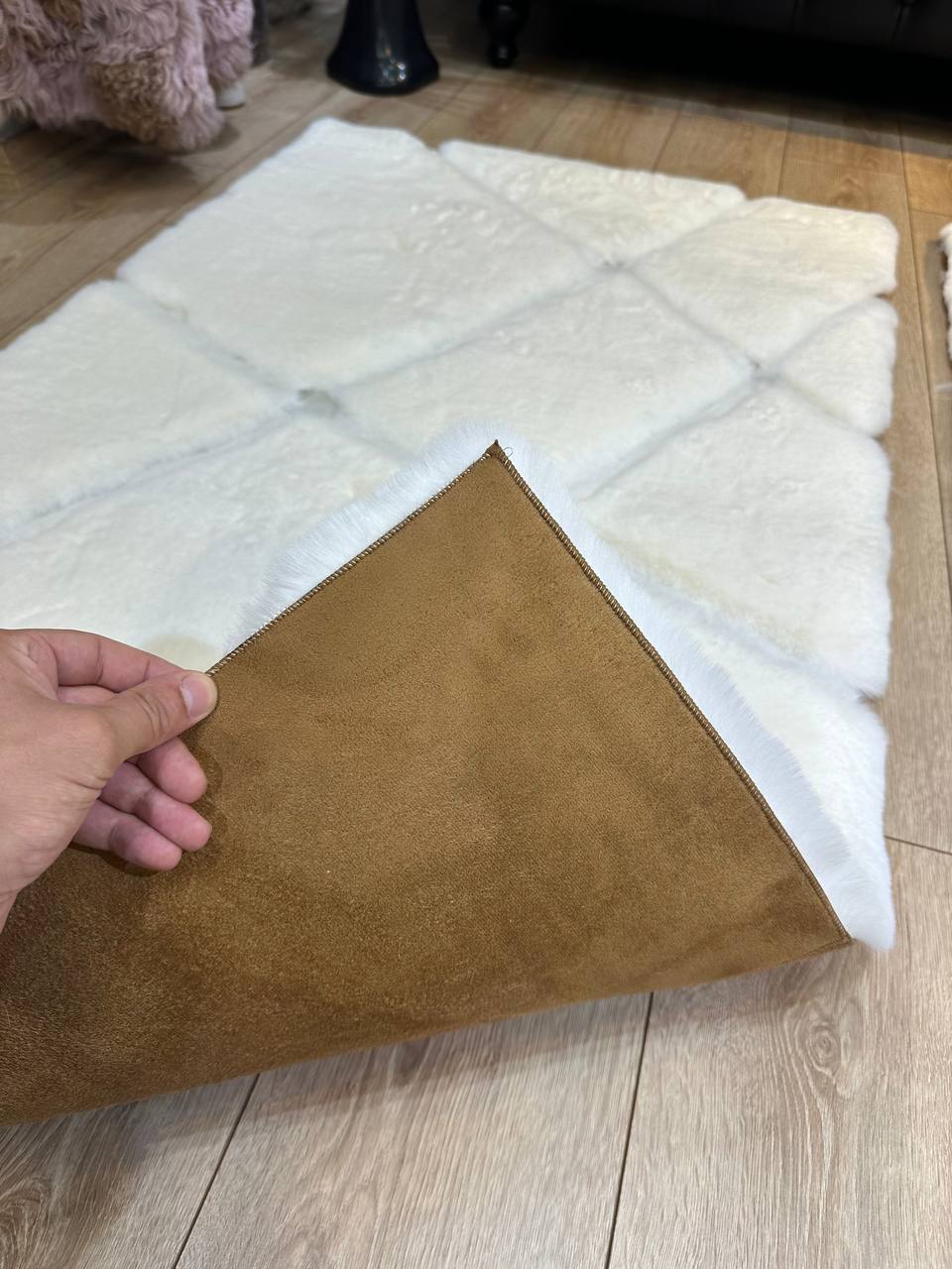 El Yapımı Beyaz Peluş Halı – Yumuşak ve Şık Tasarım