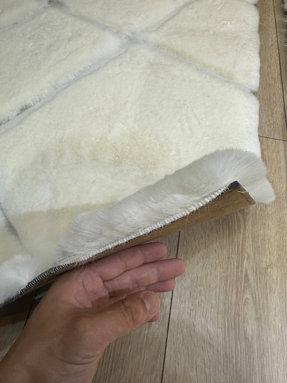 El Yapımı Beyaz Peluş Halı – Yumuşak ve Şık Tasarım