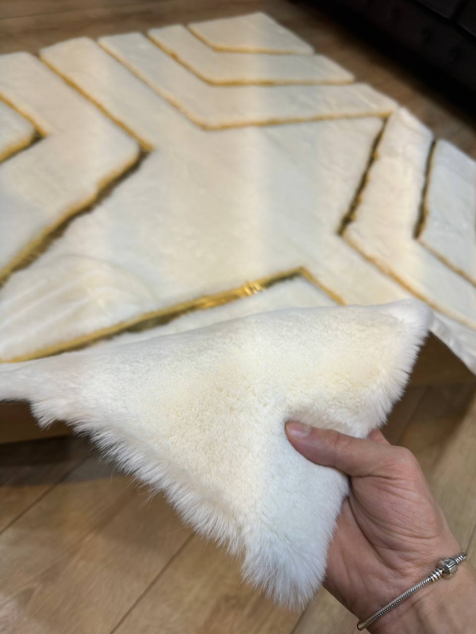 Kalite Beyaz Altın Rengi Peluş Halı – Yumuşak ve Şık Tasarım