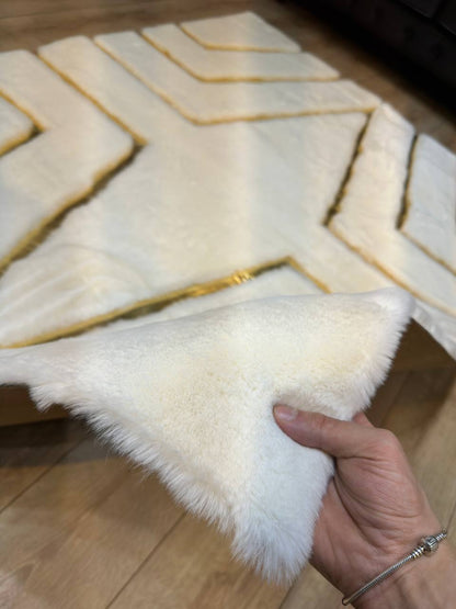 Kalite Beyaz Altın Rengi Peluş Halı – Yumuşak ve Şık Tasarım