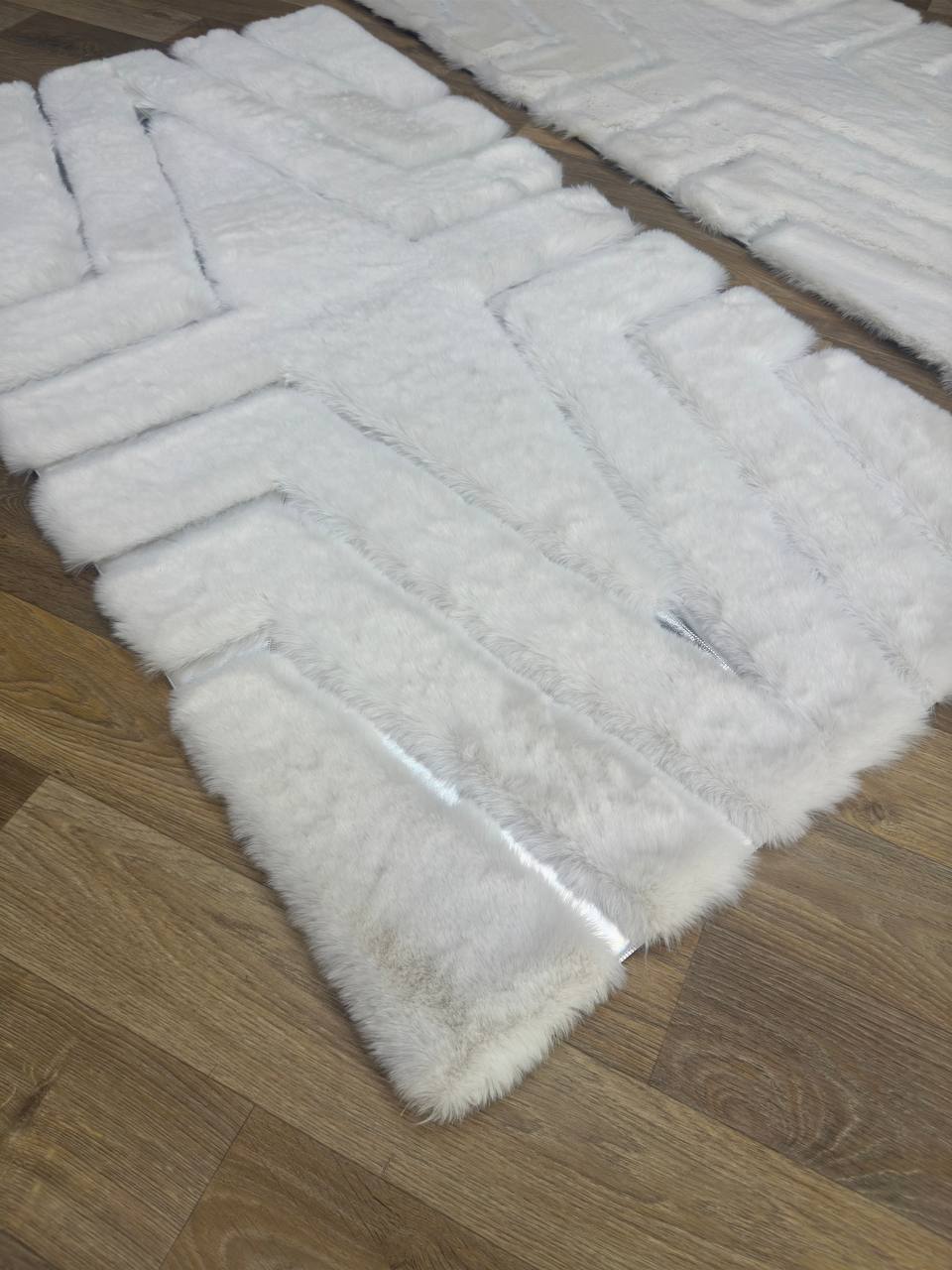 Beyaz Gümüş Lüks Peluş Halı – El Yapımı, Yumuşak ve Işıltılı Tasarım