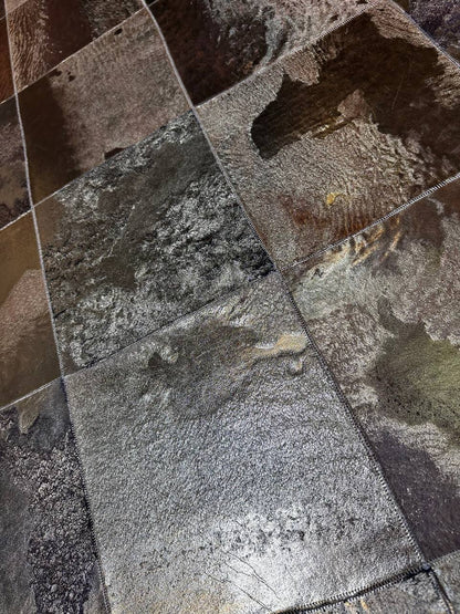 Altın İşlemeli Traşlanmış Koyun Derisi Halı – El Yapımı, Lüks ve Doğal