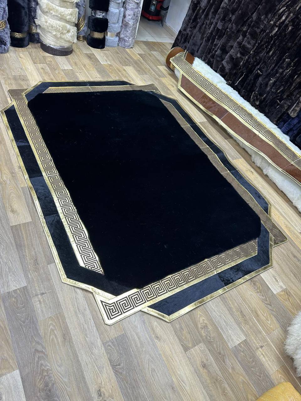 El Yapımı Siyah Peluş Halı – Altın Bordürlü, Kaymaz Süet Deri Tabanlı