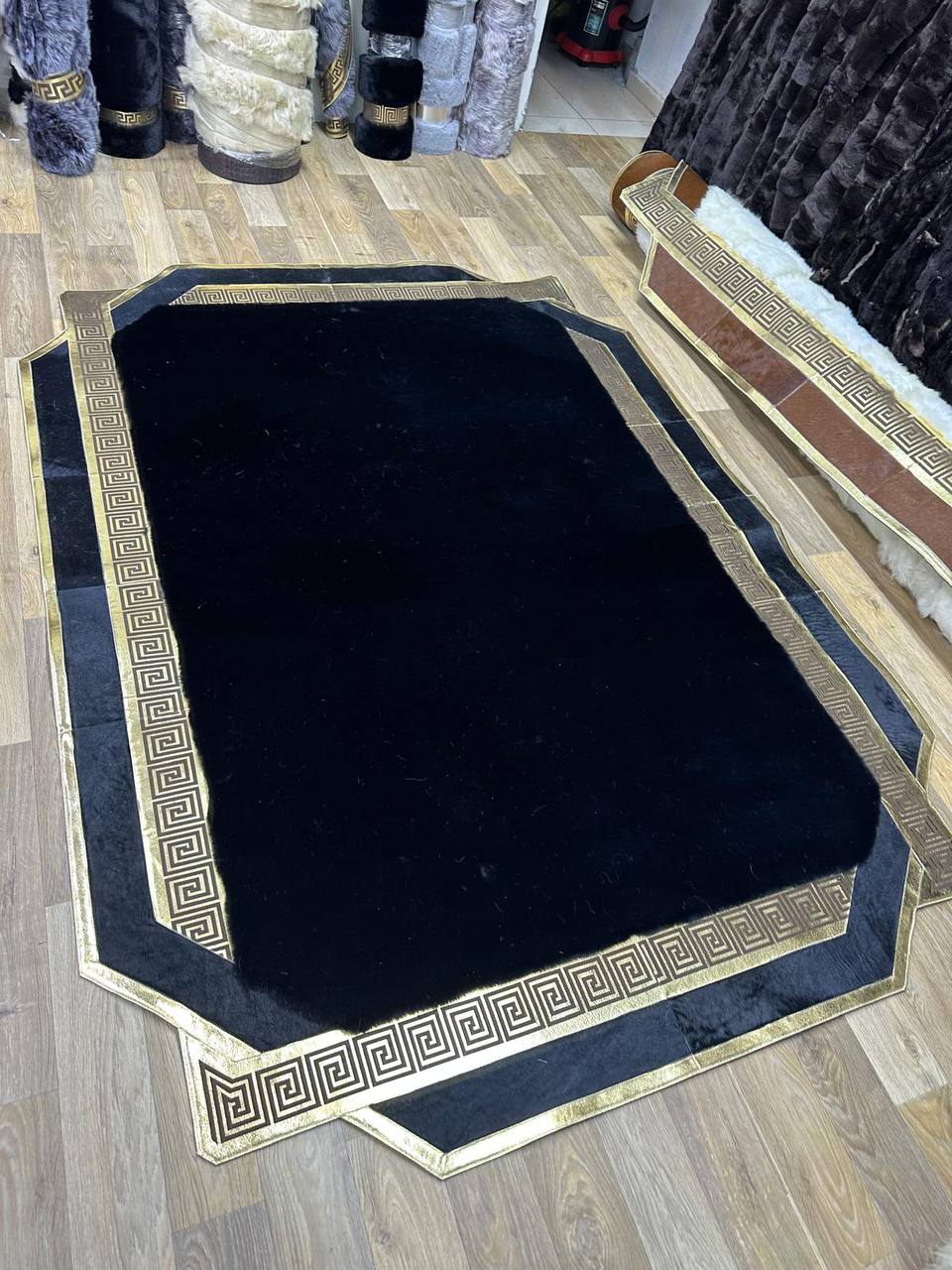 El Yapımı Siyah Peluş Halı – Altın Bordürlü, Kaymaz Süet Deri Tabanlı