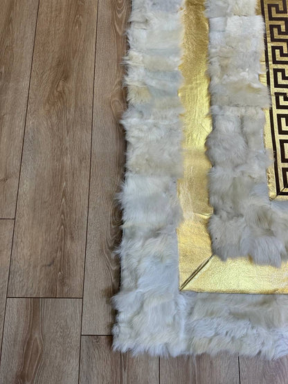 Orijinal Koyun Derisi Halı – Beyaz & Gold Desenli | El Yapımı Lüks Dokunuş