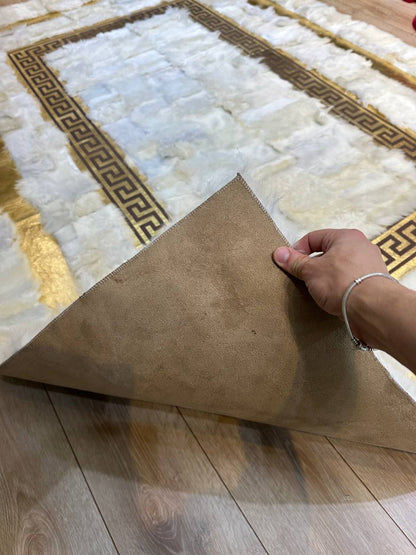 Orijinal Koyun Derisi Halı – Beyaz & Gold Desenli | El Yapımı Lüks Dokunuş